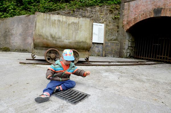 Teo jugando en el Ecomuseo Minero del Valle de Samuño