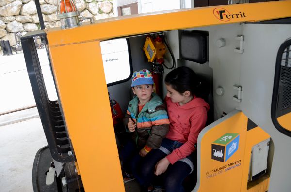 Teo y Carlota en el Ecomuseo Minero del Valle de Samuño