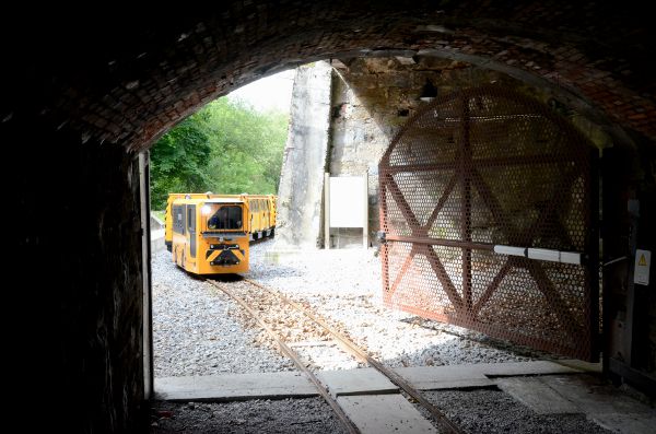 Tren entrando a la mina de Ecomuseo Minero del Valle de Samuño